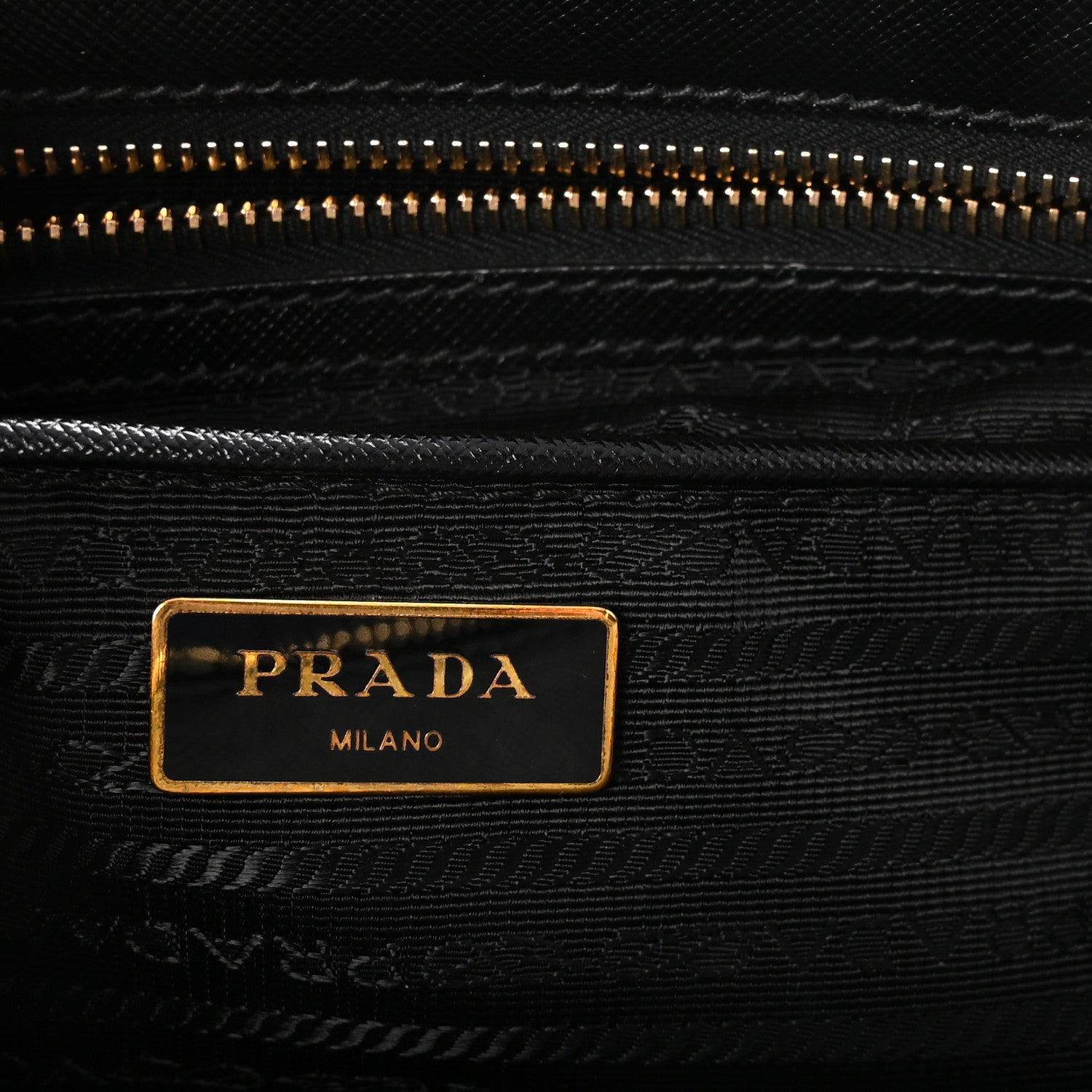 Saffiano Lux Medium Galleria Double Zip Tote Black