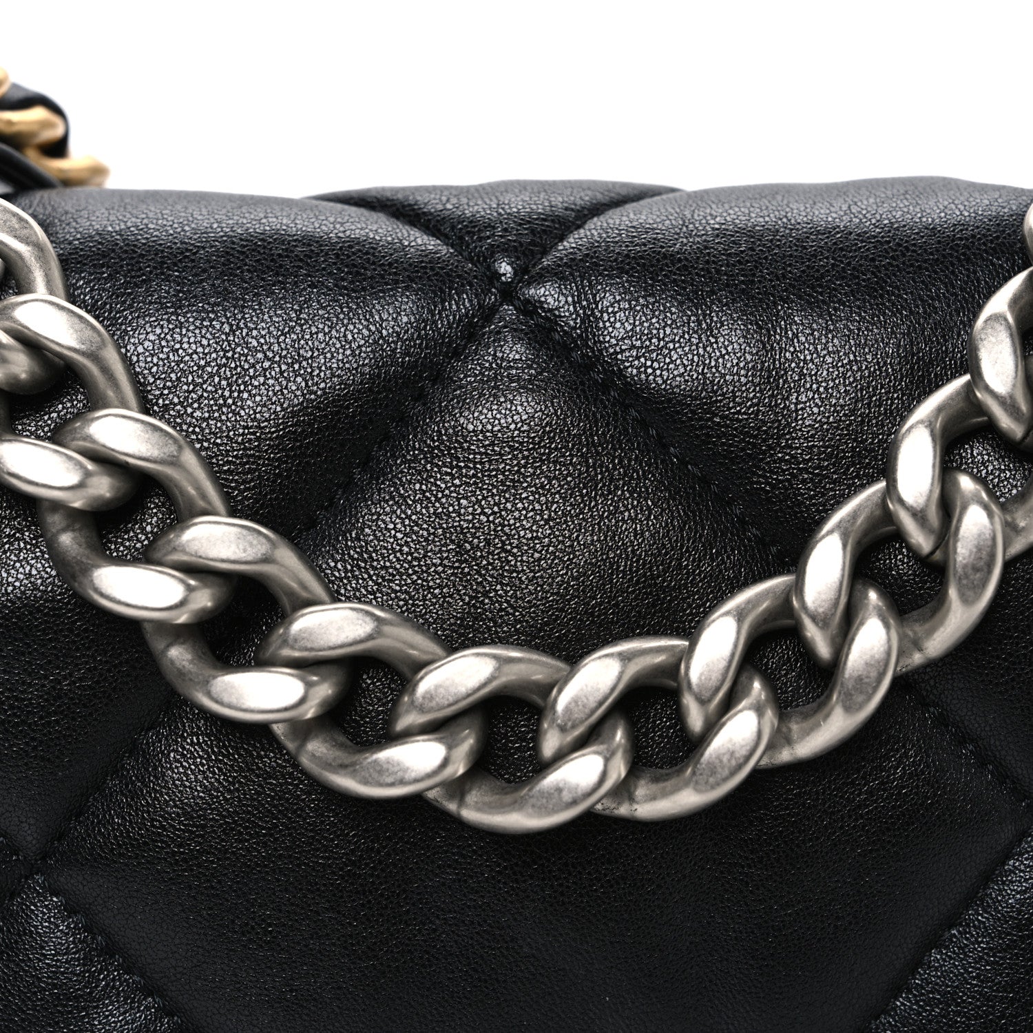 Lambskin Quilted Medium CHNL 19 Flap Black