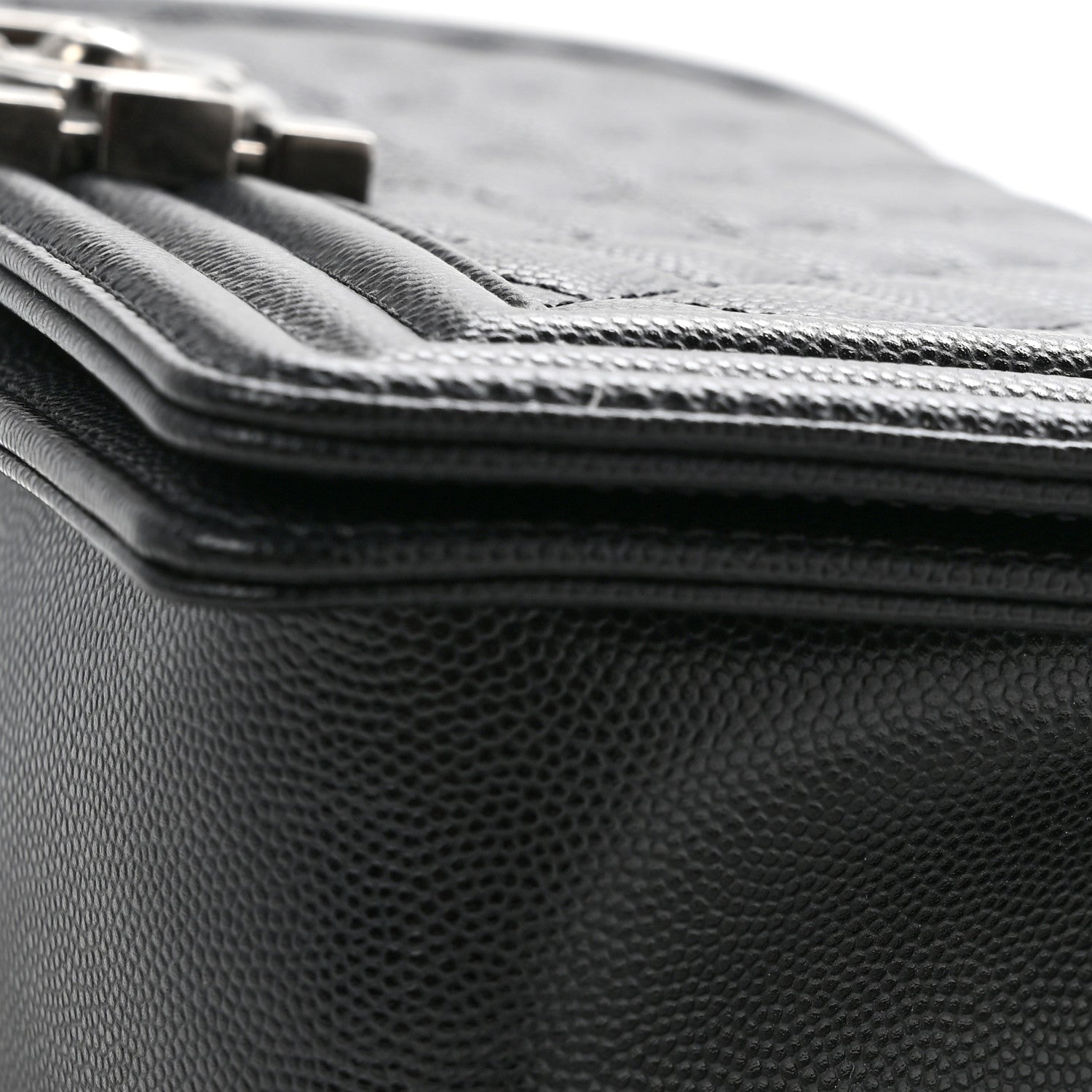 Caviar Quilted Medium Boy Flap Black