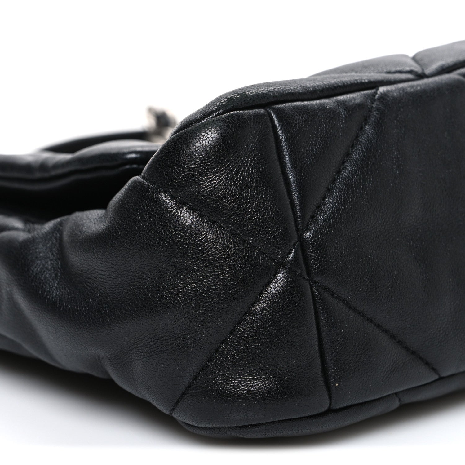Lambskin Quilted Medium CHNL 19 Flap Black