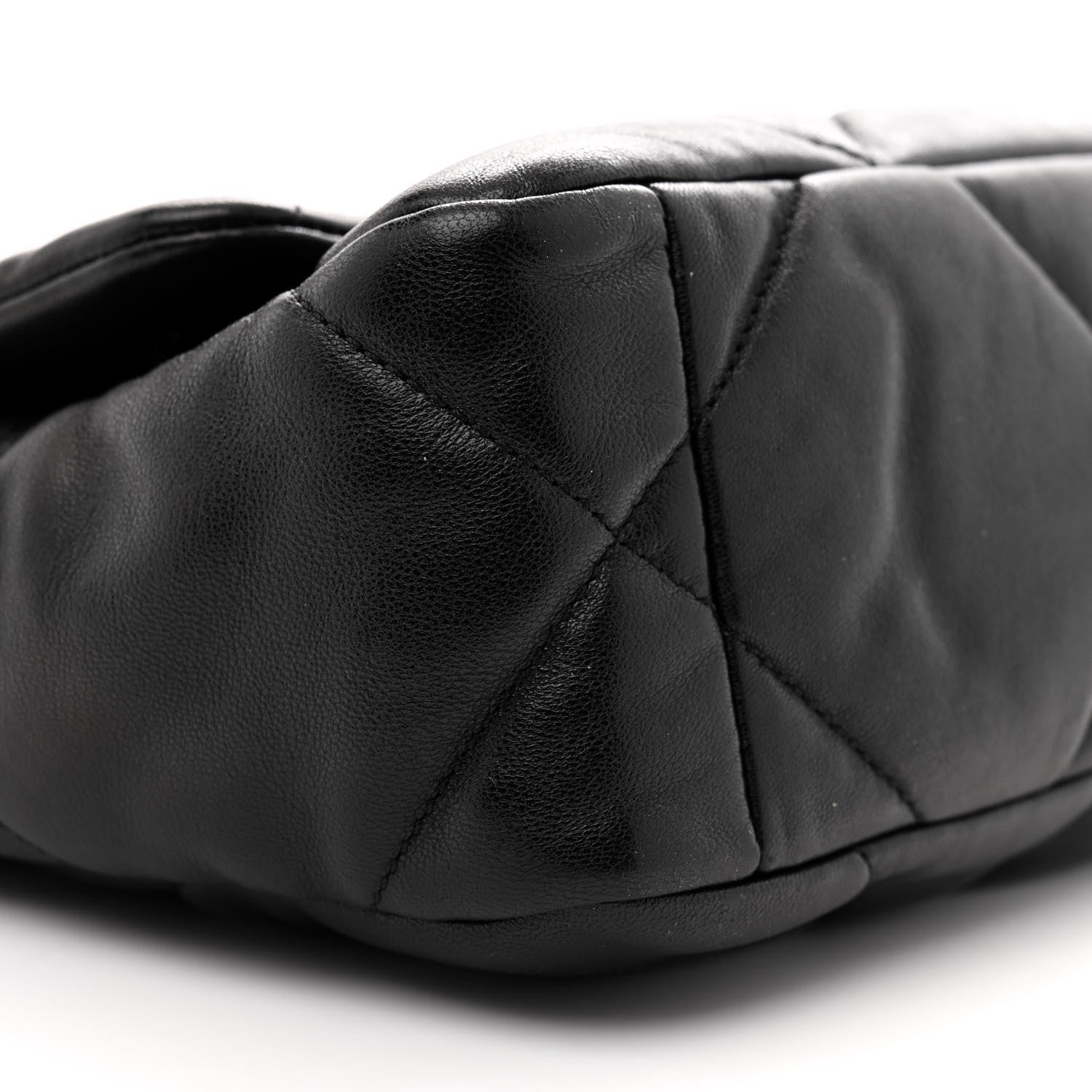 Lambskin Quilted Medium CHNL 19 Flap Black