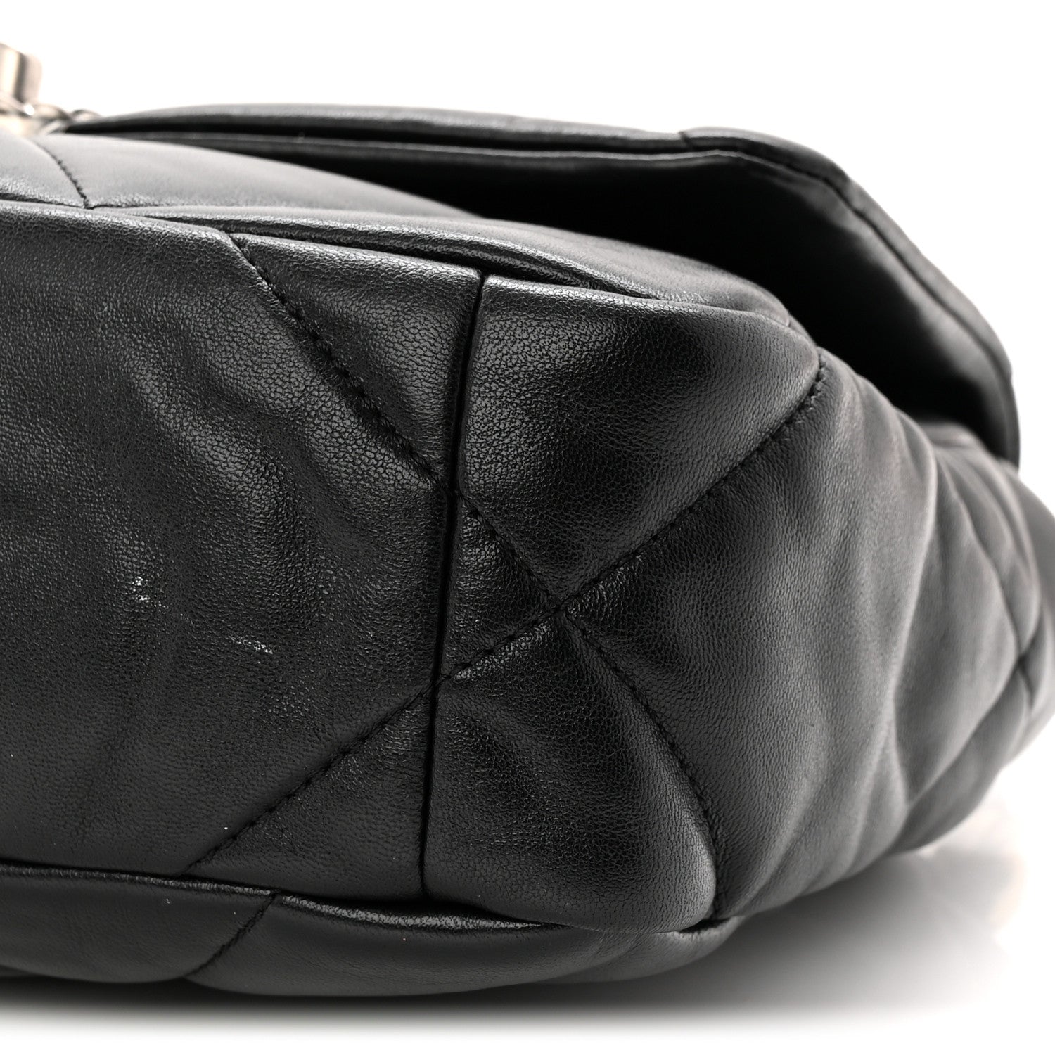 Lambskin Quilted Medium CHNL 19 Flap Black