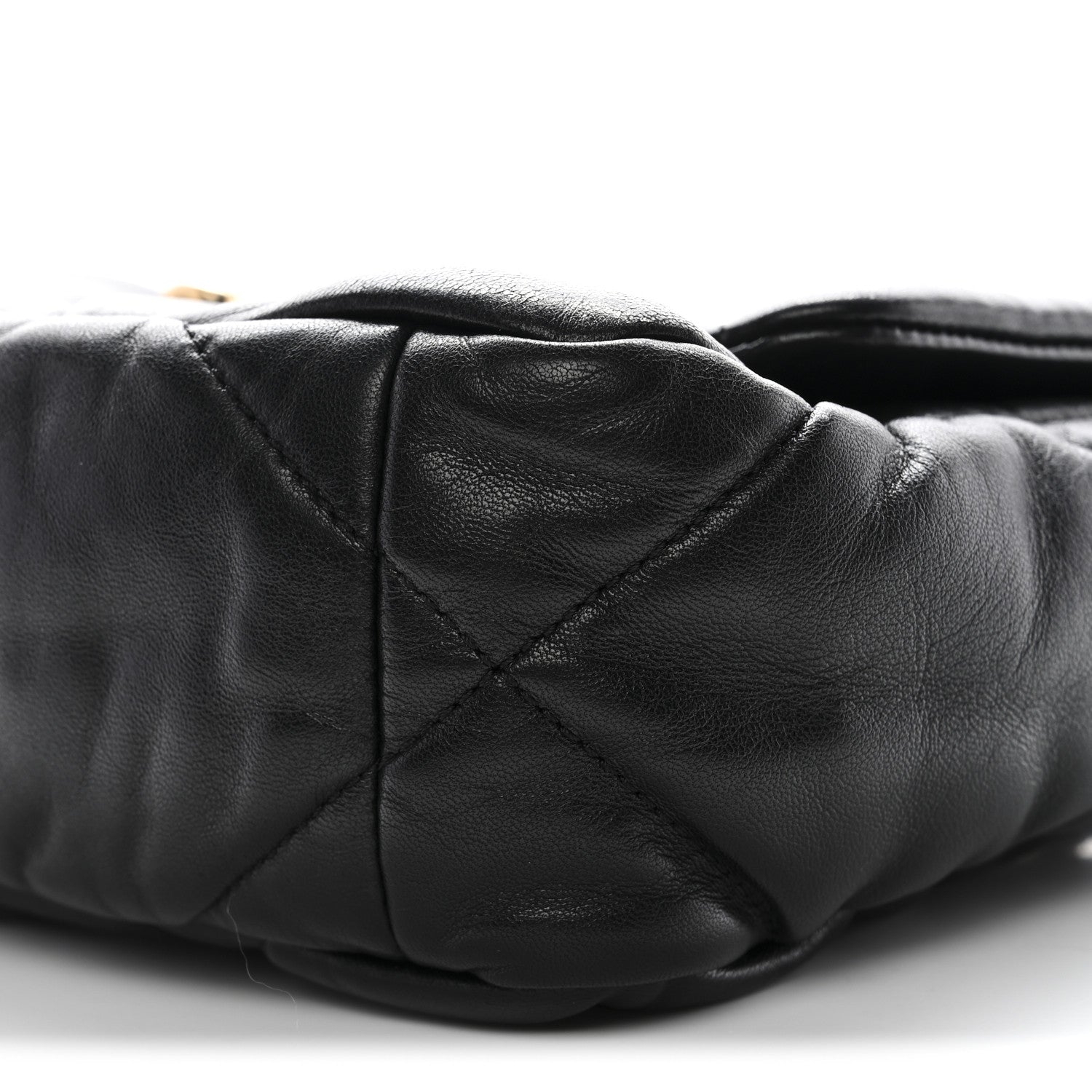 Lambskin Quilted Medium CHNL 19 Flap Black